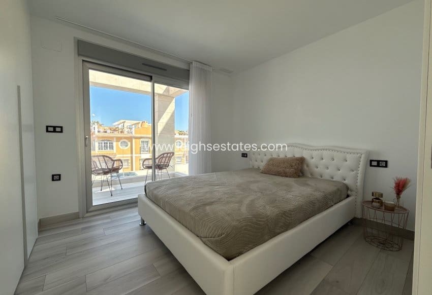 4 camera da letto Villa in vendita in Orihuela Costa con piscina garage - 649.000 € (Rif: 9720962)