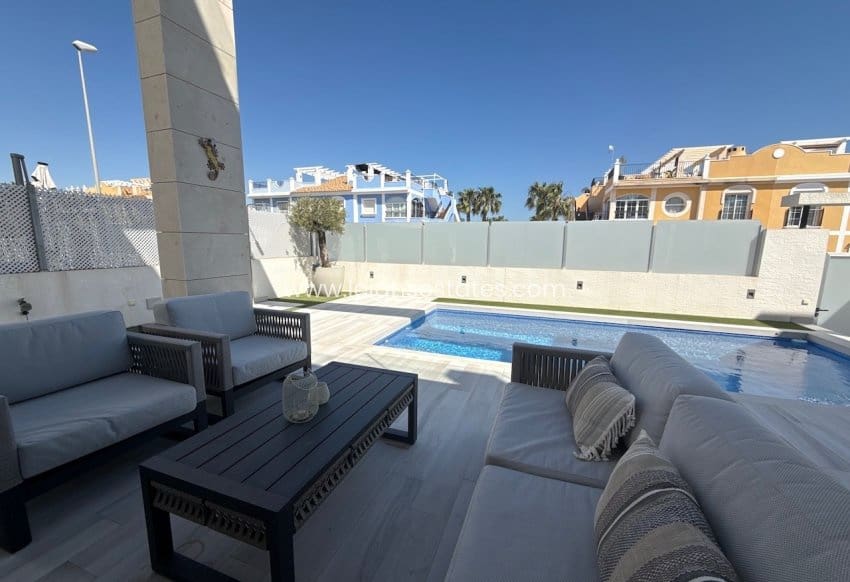 4 camera da letto Villa in vendita in Orihuela Costa con piscina garage - 649.000 € (Rif: 9720962)