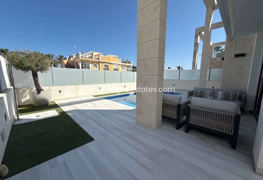 4 camera da letto Villa in vendita in Orihuela Costa con piscina garage - 649.000 € (Rif: 9720962)