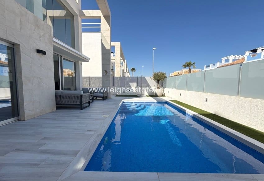 4 camera da letto Villa in vendita in Orihuela Costa con piscina garage - 649.000 € (Rif: 9720962)