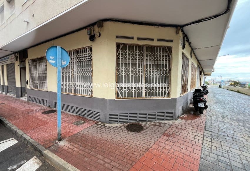 Comercial para venda em Torrevieja - 275 000 € (Ref: 9726257)