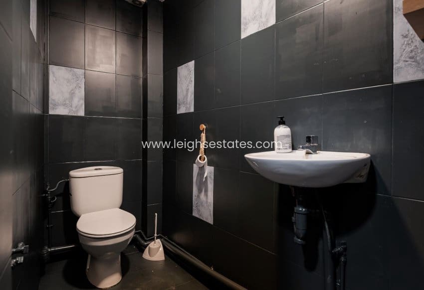 Commercial for sale in Torrevieja - € 199,000 (Ref: 9731474)