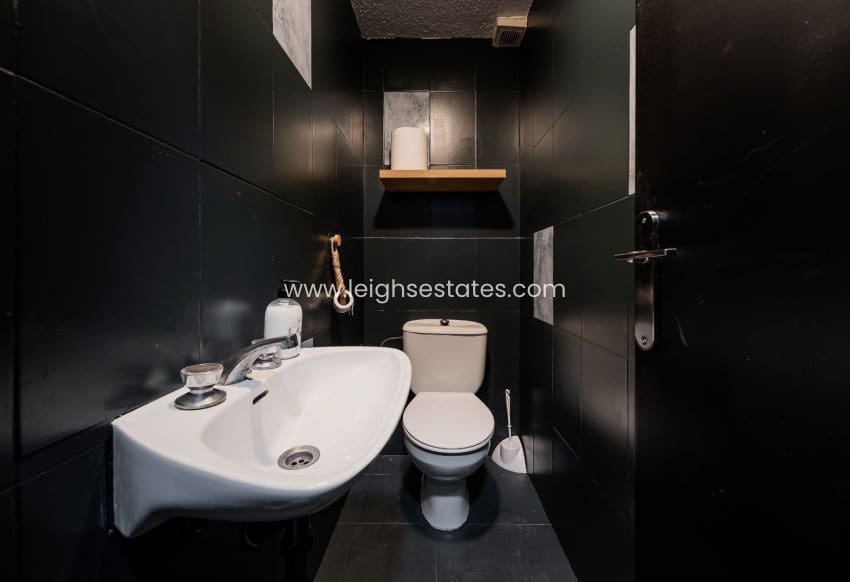 Commercial for sale in Torrevieja - € 199,000 (Ref: 9731474)