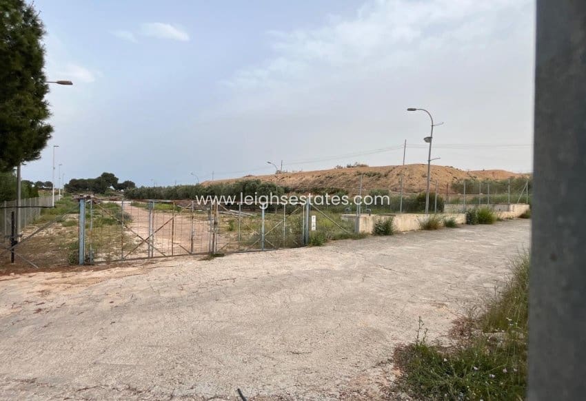Commercieel te koop in Pilar de la Horadada - € 590.000 (Ref: 9772512)