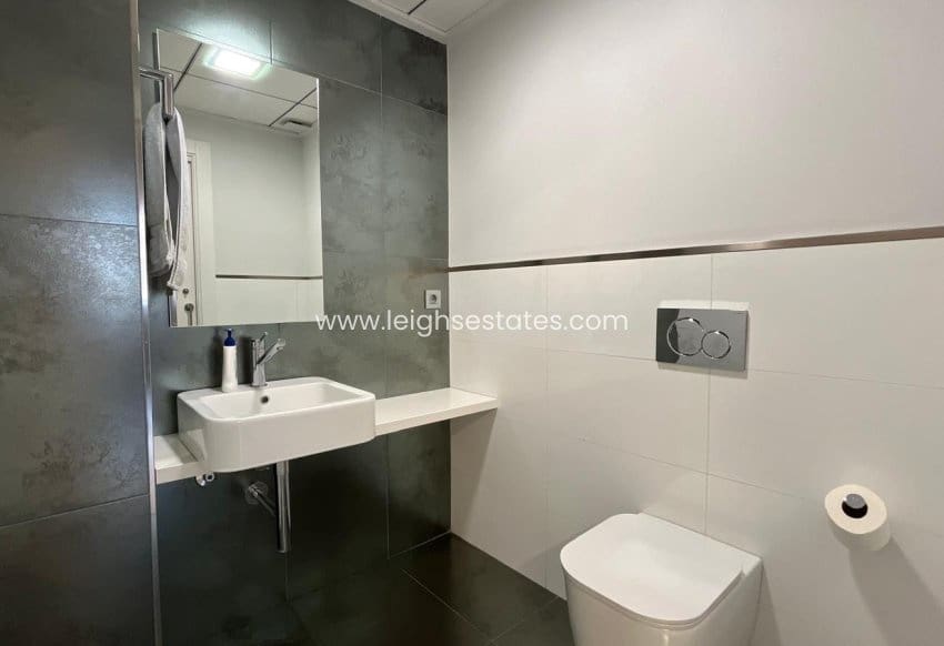 Comercial para venda em Torrevieja - 145 000 € (Ref: 9793775)