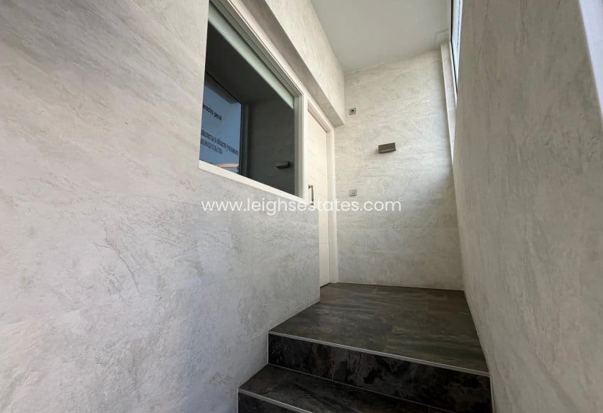 Comercial para venda em Torrevieja - 145 000 € (Ref: 9793775)