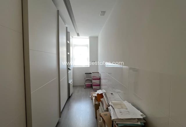 Comercial para venda em Torrevieja - 145 000 € (Ref: 9793775)