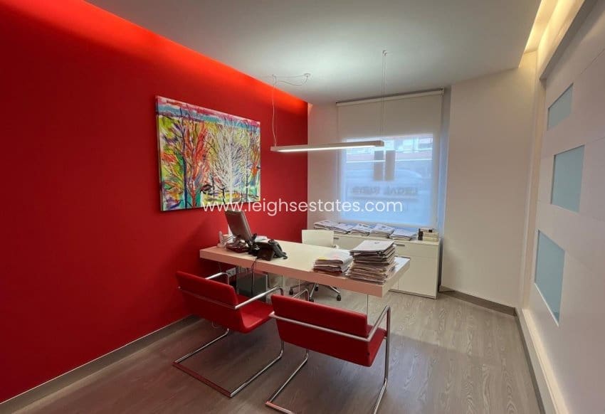 Comercial para venda em Torrevieja - 145 000 € (Ref: 9793775)