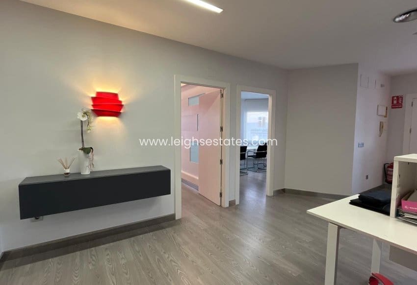 Comercial para venda em Torrevieja - 145 000 € (Ref: 9793775)