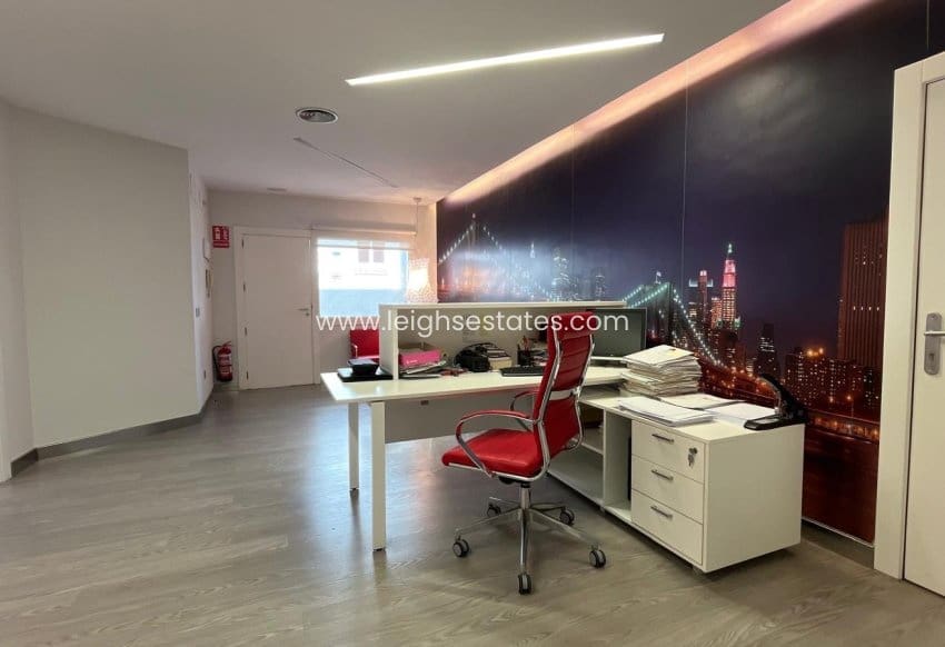 Comercial para venda em Torrevieja - 145 000 € (Ref: 9793775)