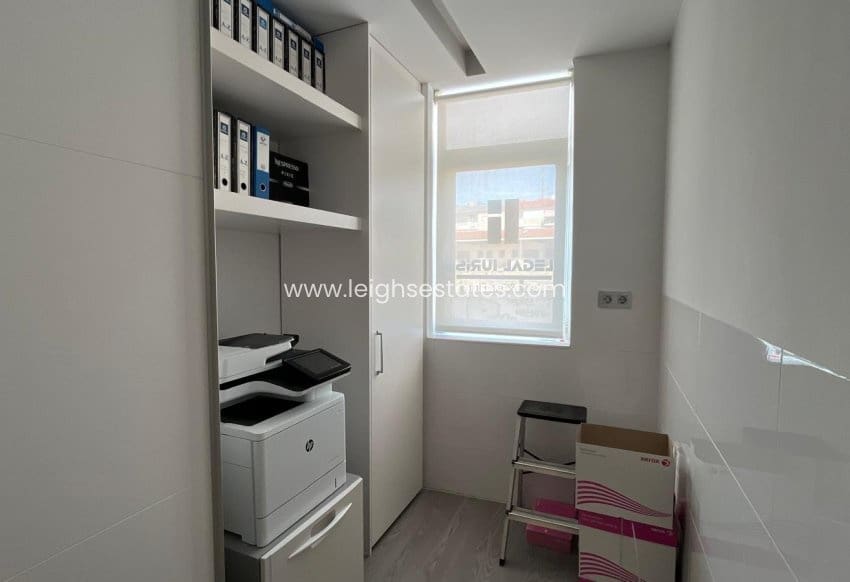 Comercial para venda em Torrevieja - 145 000 € (Ref: 9793775)