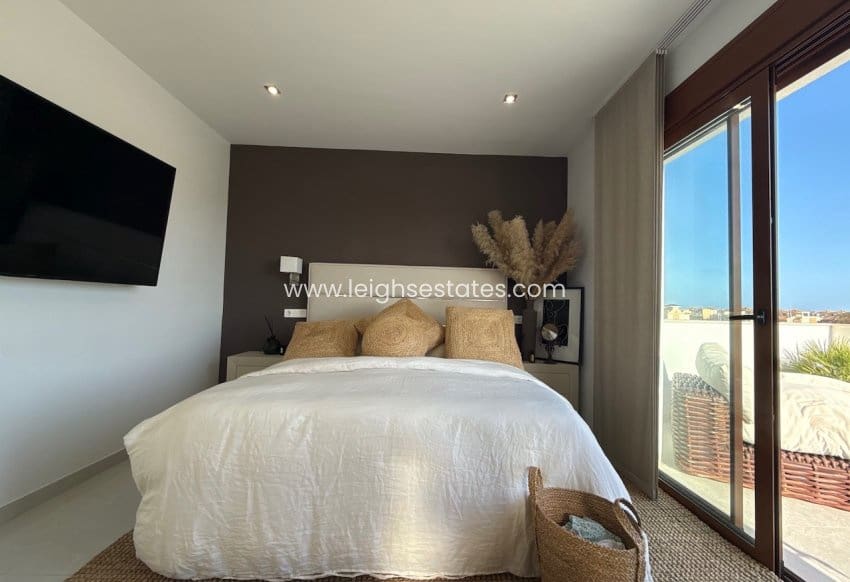 3 bedroom Villa for sale in Torre de la Horadada with pool garage - € 629,000 (Ref: 9805835)