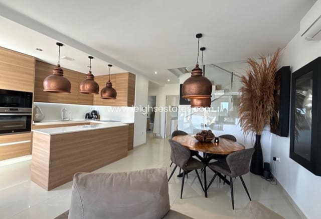 3 makuuhuone Huvila myytävänä paikassa Torre de la Horadada, Pilar de la Horadada mukana uima-altaan 
autotalli - 629 000 € (Ref: 9805835)