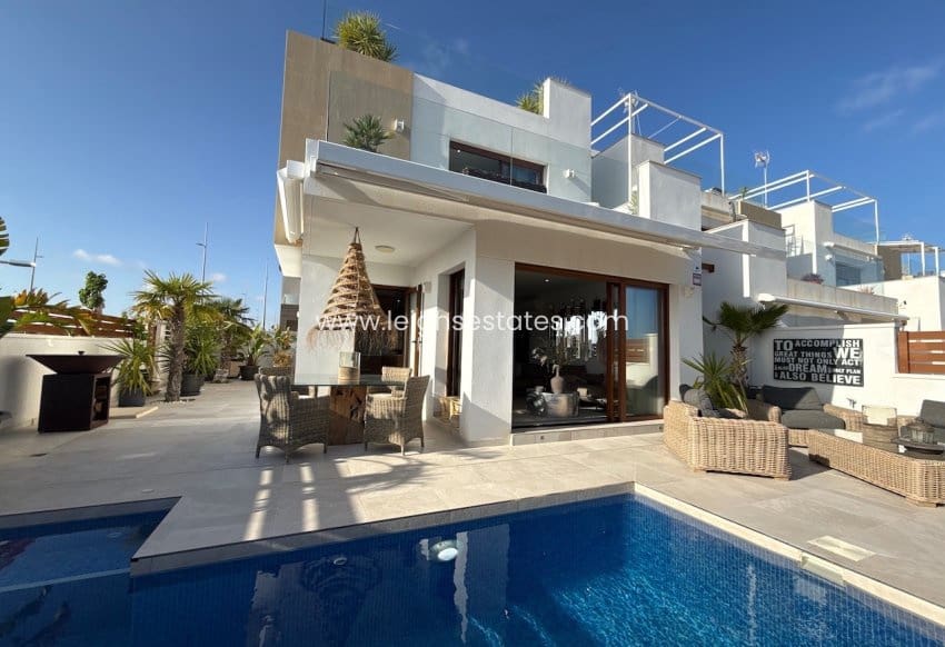 3 bedroom Villa for sale in Torre de la Horadada with pool garage - € 629,000 (Ref: 9805835)