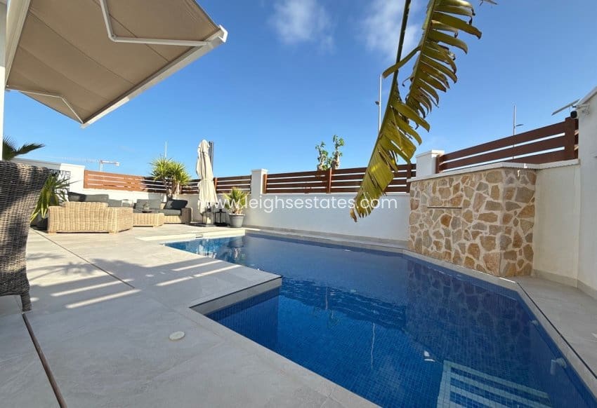 3 bedroom Villa for sale in Torre de la Horadada with pool garage - € 629,000 (Ref: 9805835)