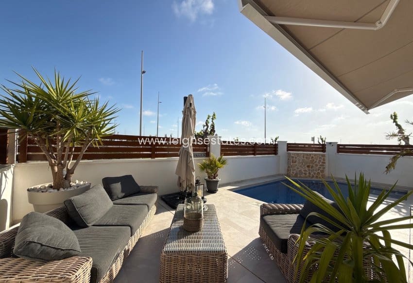 3 bedroom Villa for sale in Torre de la Horadada with pool garage - € 629,000 (Ref: 9805835)