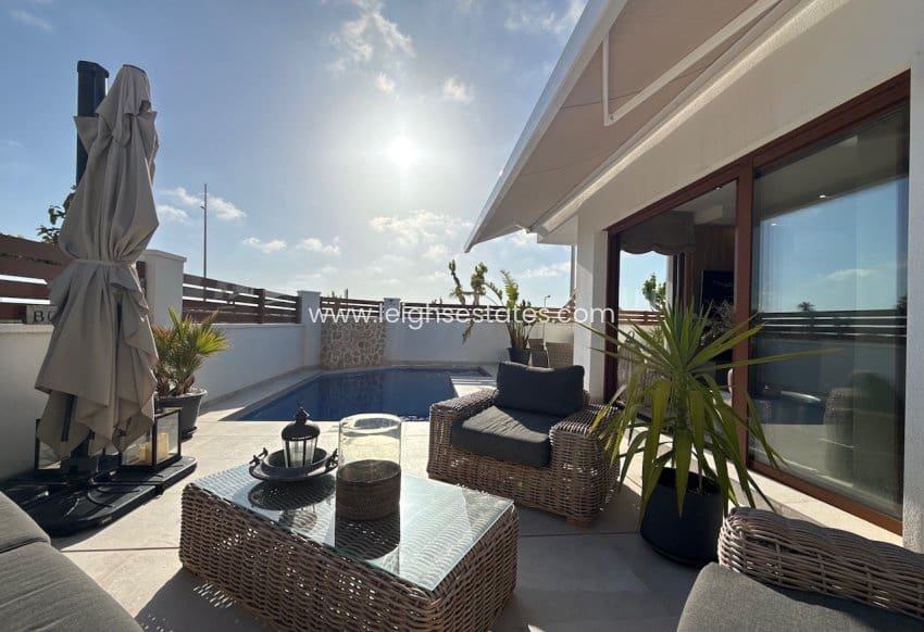 3 bedroom Villa for sale in Torre de la Horadada with pool garage - € 629,000 (Ref: 9805835)