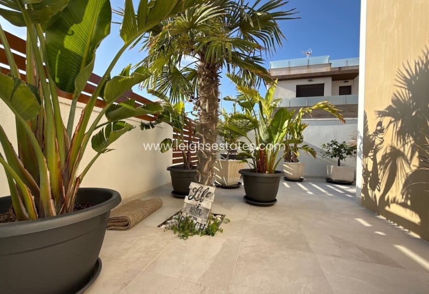 3 bedroom Villa for sale in Torre de la Horadada with pool garage - € 629,000 (Ref: 9805835)