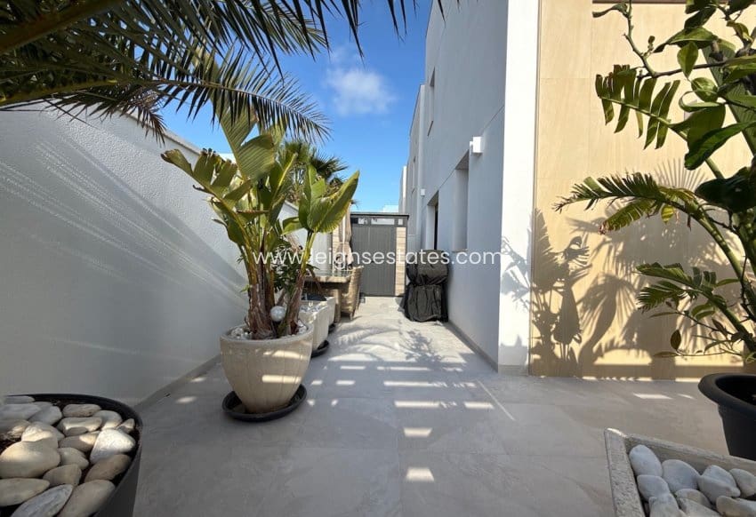 3 bedroom Villa for sale in Torre de la Horadada with pool garage - € 629,000 (Ref: 9805835)