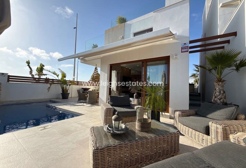3 bedroom Villa for sale in Torre de la Horadada with pool garage - € 629,000 (Ref: 9805835)