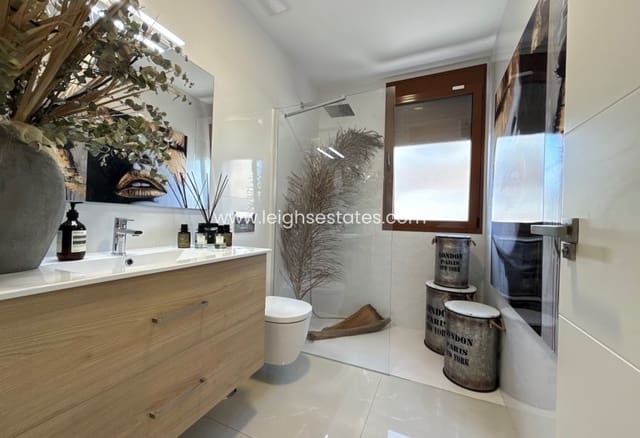 3 makuuhuone Huvila myytävänä paikassa Torre de la Horadada, Pilar de la Horadada mukana uima-altaan 
autotalli - 629 000 € (Ref: 9805835)