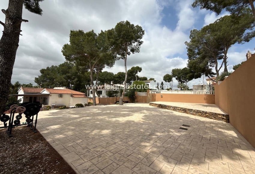2 bedroom Villa for sale in Pinar de Campoverde with pool garage - € 499,000 (Ref: 9815338)
