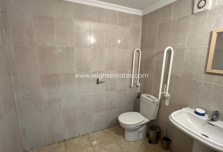Local Comercial en Torrevieja en venta - 135.000 € (Ref: 9828102)