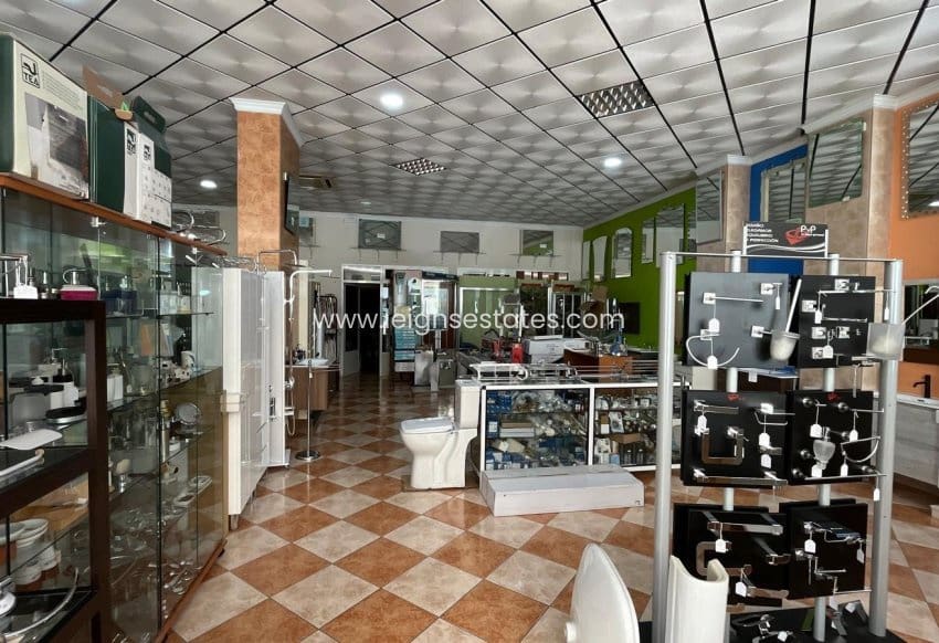 Commercieel te koop in Torrevieja - € 450.000 (Ref: 9850737)