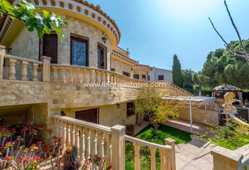 4 bedroom Villa for sale in Dehesa de Campoamor with pool garage - € 1,600,000 (Ref: 9854701)