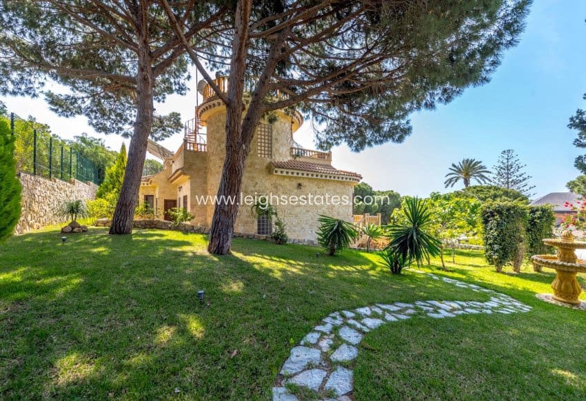 4 bedroom Villa for sale in Dehesa de Campoamor with pool garage - € 1,600,000 (Ref: 9854701)