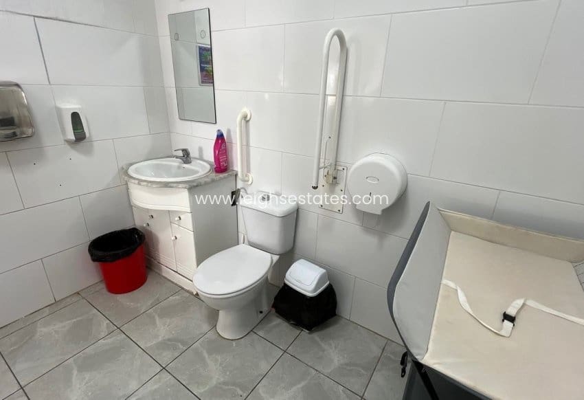 Commercial for sale in Torrevieja with pool - € 1,500,000 (Ref: 9880554)