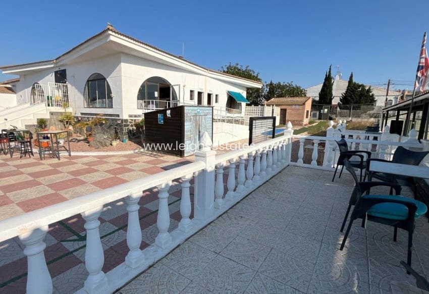 Commercial for sale in Torrevieja with pool - € 1,500,000 (Ref: 9880554)