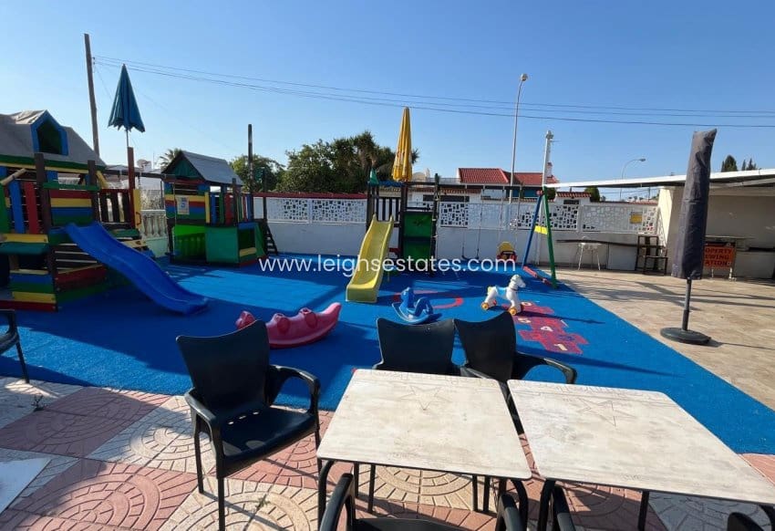 Commercial for sale in Torrevieja with pool - € 1,500,000 (Ref: 9880554)