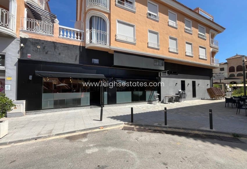 Kommersiell till salu i Los Alcazares - 360 000 € (Ref: 9898593)