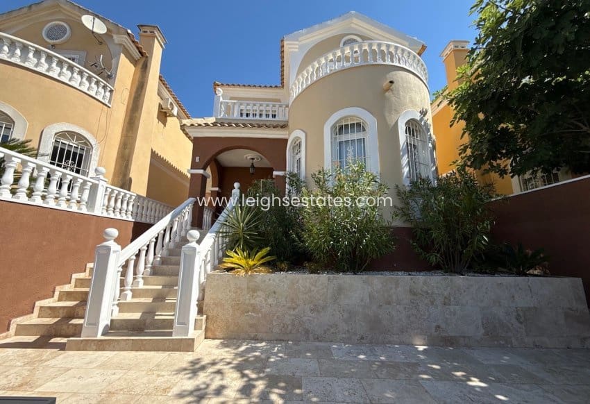 3 bedroom Villa for sale in Villamartin with pool garage - € 250,000 (Ref: 9946848)