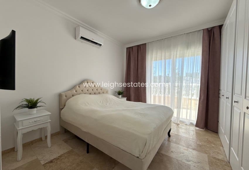 3 bedroom Villa for sale in Villamartin with pool garage - € 250,000 (Ref: 9946848)