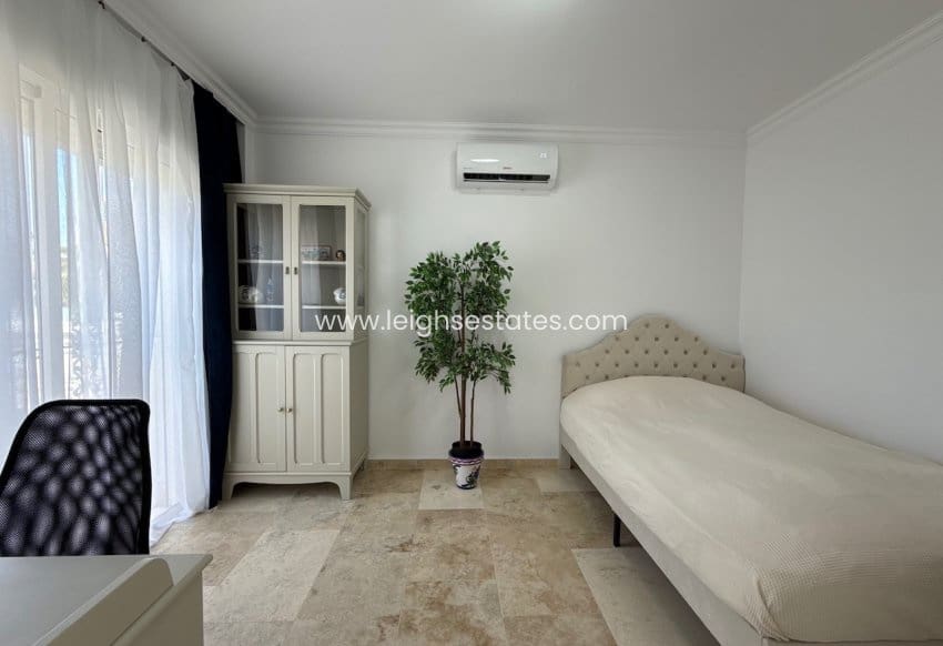 3 bedroom Villa for sale in Villamartin with pool garage - € 250,000 (Ref: 9946848)