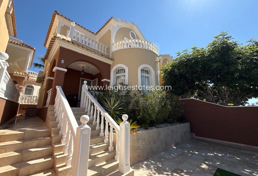 3 bedroom Villa for sale in Villamartin with pool garage - € 250,000 (Ref: 9946848)