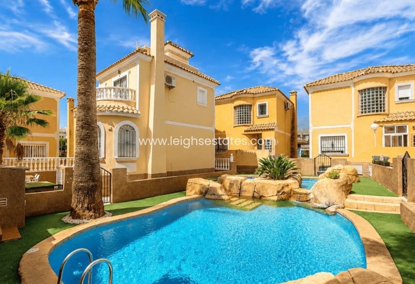 3 bedroom Villa for sale in Villamartin with pool garage - € 250,000 (Ref: 9946848)