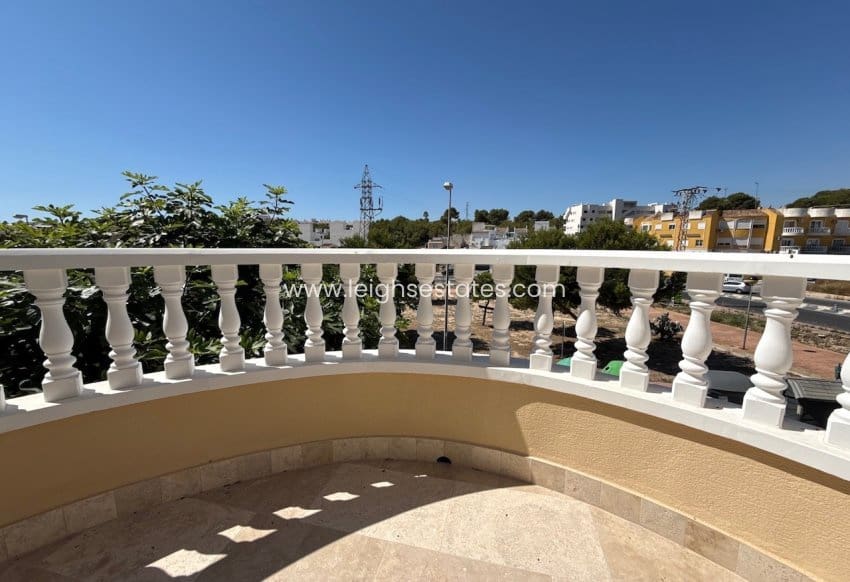 3 bedroom Villa for sale in Villamartin with pool garage - € 250,000 (Ref: 9946848)