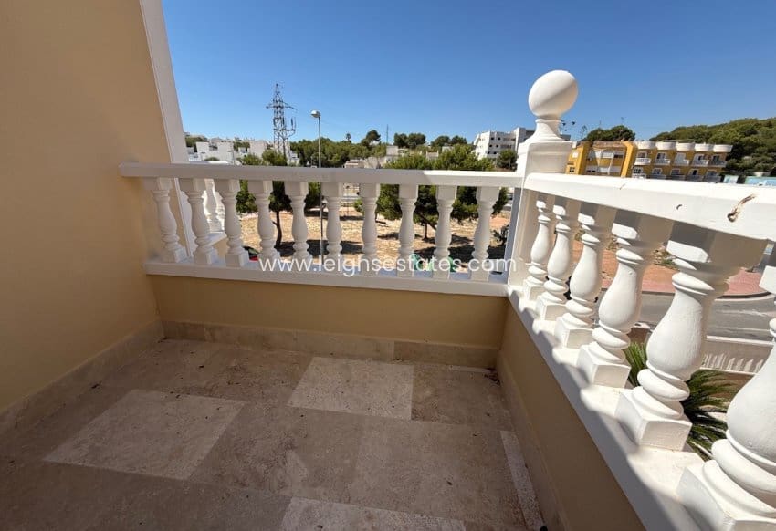 3 bedroom Villa for sale in Villamartin with pool garage - € 250,000 (Ref: 9946848)
