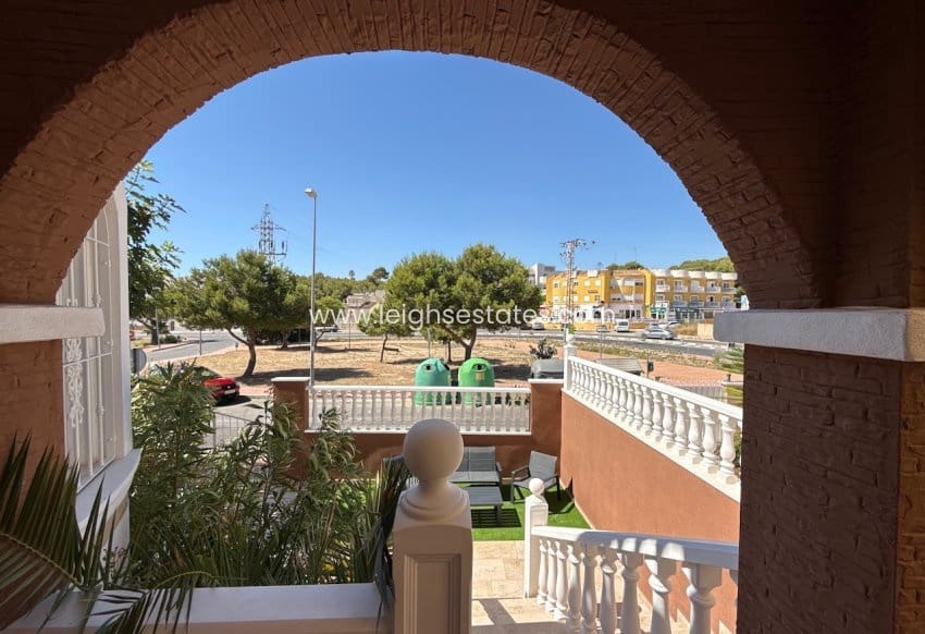 3 bedroom Villa for sale in Villamartin with pool garage - € 250,000 (Ref: 9946848)