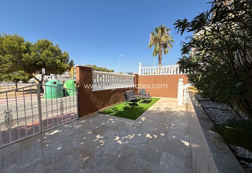 3 bedroom Villa for sale in Villamartin with pool garage - € 250,000 (Ref: 9946848)