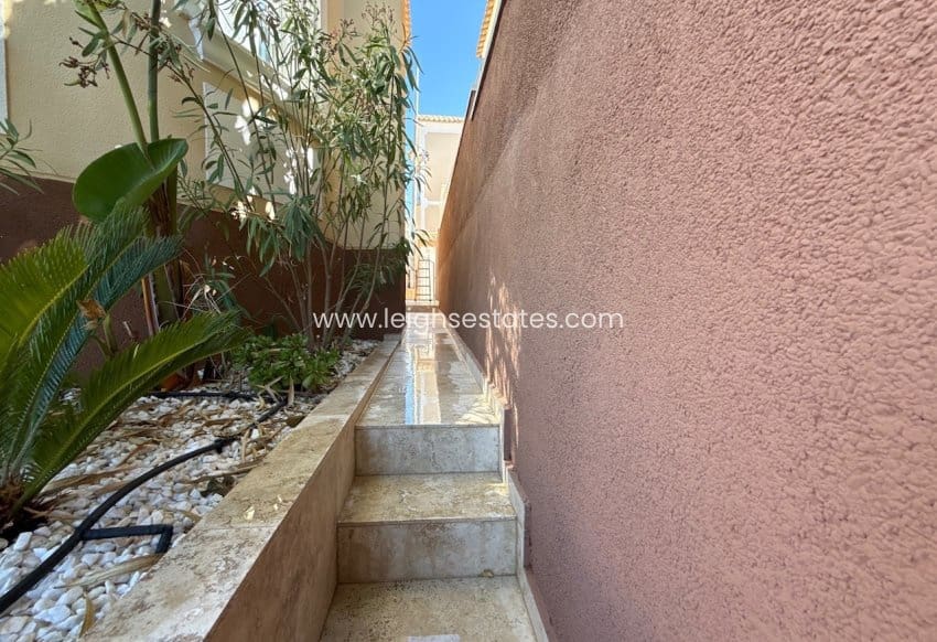 3 bedroom Villa for sale in Villamartin with pool garage - € 250,000 (Ref: 9946848)