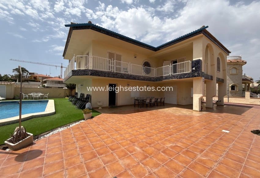 5 soverom Villa til salgs i La Zenia med svømmebasseng garasje - € 1 295 000 (Ref: 9974470)