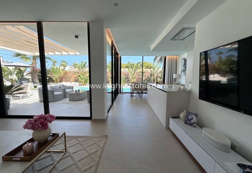 3 chambre Villa/Maison à vendre à Orihuela Costa avec piscine garage - 749 000 € (Ref: 9990026)
