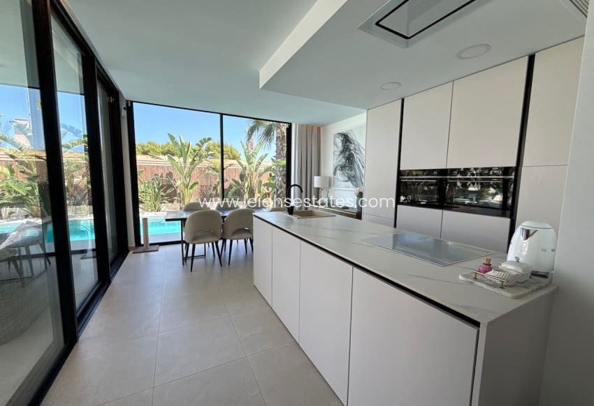 3 chambre Villa/Maison à vendre à Orihuela Costa avec piscine garage - 749 000 € (Ref: 9990026)