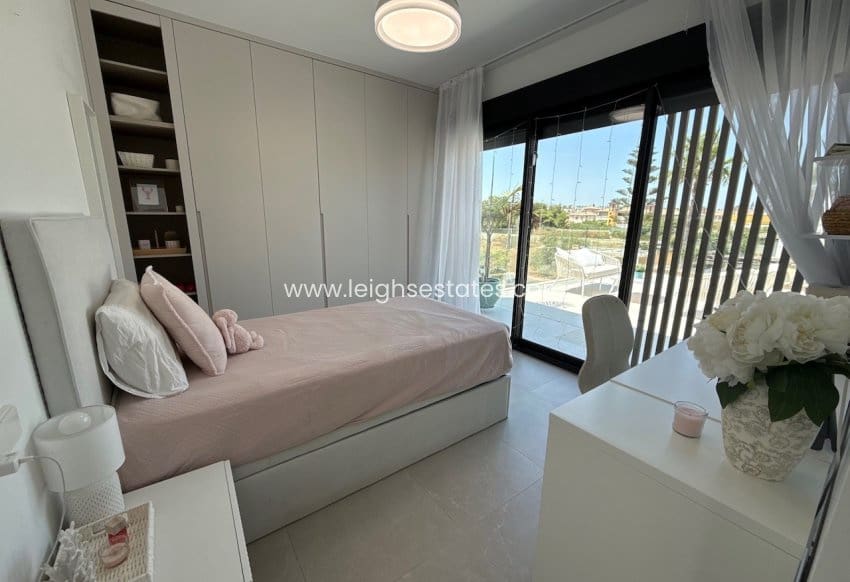 3 chambre Villa/Maison à vendre à Orihuela Costa avec piscine garage - 749 000 € (Ref: 9990026)