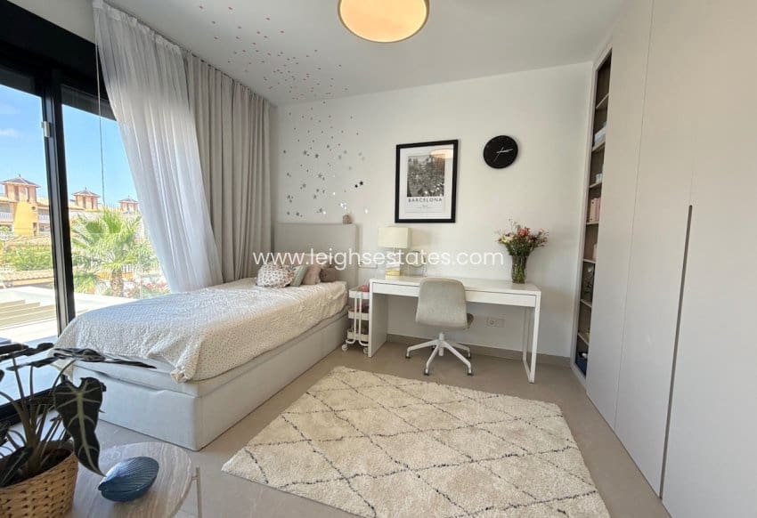 3 chambre Villa/Maison à vendre à Orihuela Costa avec piscine garage - 749 000 € (Ref: 9990026)