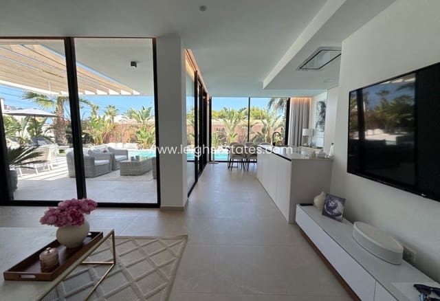 3 soverom Villa til salgs i Lomas de Cabo Roig - Los Dolses, Orihuela med svømmebasseng garasje - € 749 000 (Ref: 9990026)